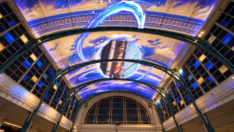 Artist's impression of Lichtgolf: a wave and ship projected onto the vaulted ceiling of Ostend station
